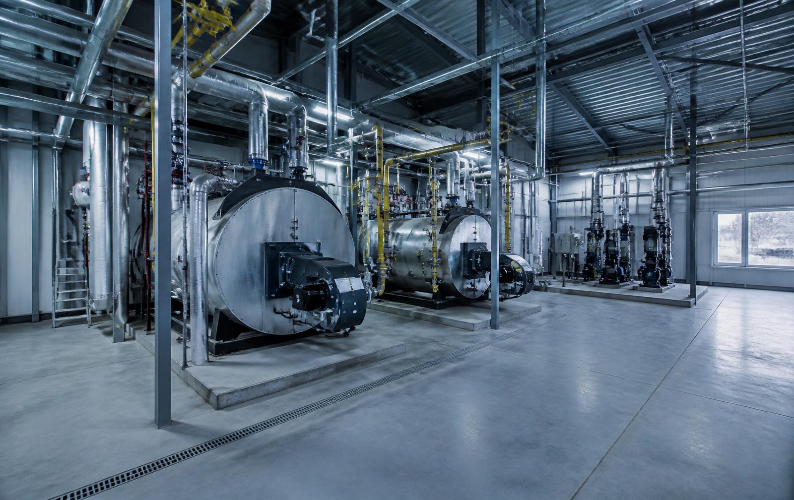 Sala de máquinas industrial con calderas, bombas y cañerías